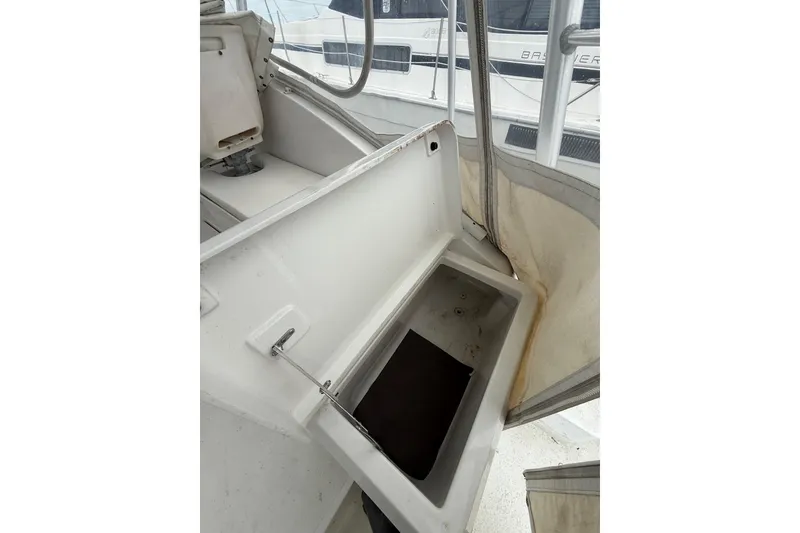 Slide: The Image of 1999 Luhrs Tournament 320 Open boat interior storage compartment. - 26