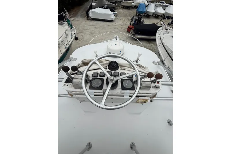 Slide: The Image of Helm of 1999 Luhrs Tournament 320 Open boat with steering wheel and controls. - 48