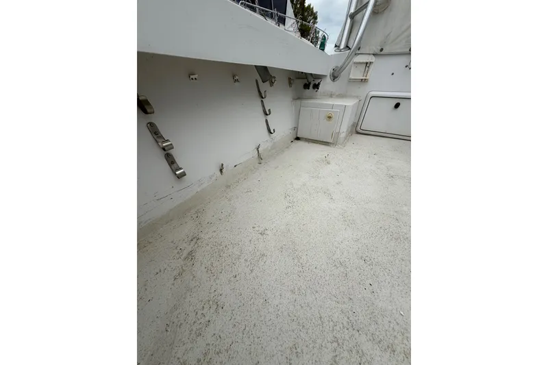 Slide: The Image of 1999 Luhrs Tournament 320 Open boat deck with storage compartments and rod holders. - 59