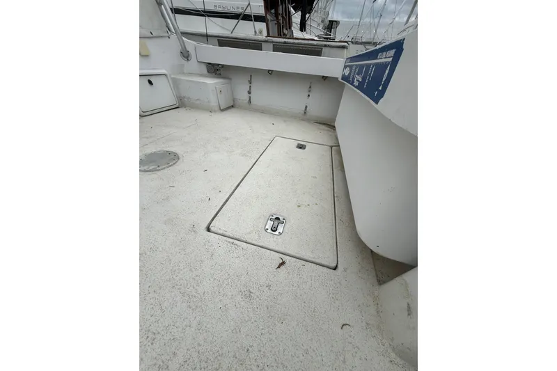 Slide: The Image of 1999 Luhrs Tournament 320 Open boat deck with storage hatch. - 60