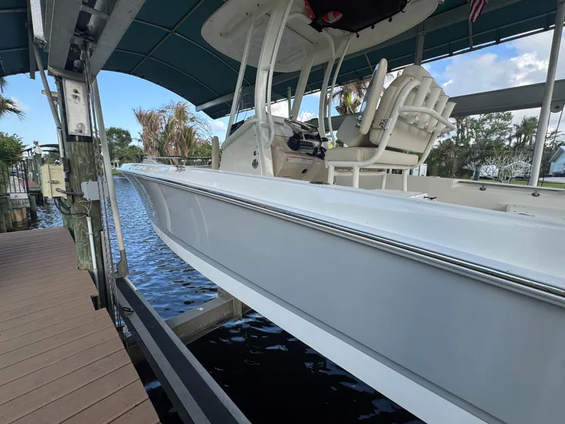 Slide: The Image of Boston Whaler 250 Dauntless 2024 - 6