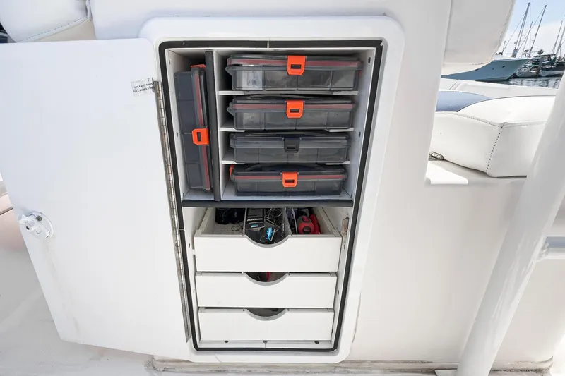 Slide: The Image of Fountain 38 Center Console 2018 - 50