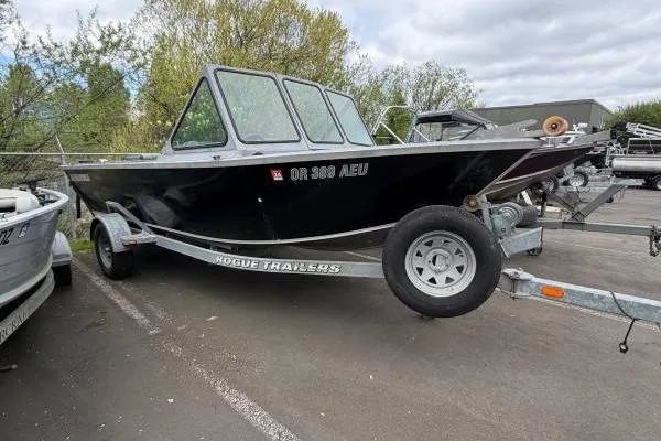 The Image of 2004 Alumaweld STRYKER 19 boat on trailer, parked outdoors. - 3