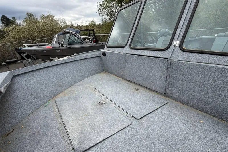 Slide: The Image of 2004 Alumaweld STRYKER 19 boat interior with gray textured flooring and windshield. - 5