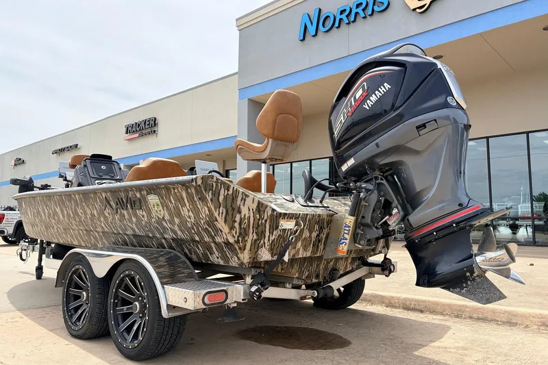 Slide: The Image of 2023 Avid 21 XB Elite boat with Yamaha engine at dealership. - 7