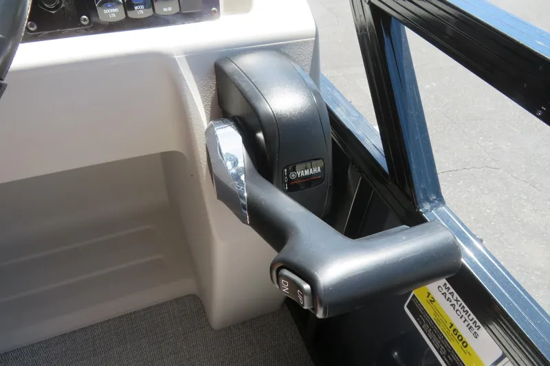 Slide: The Image of Throttle control of 2026 Avalon Venture 85 Quad Lounge boat, featuring Yamaha branding. - 50