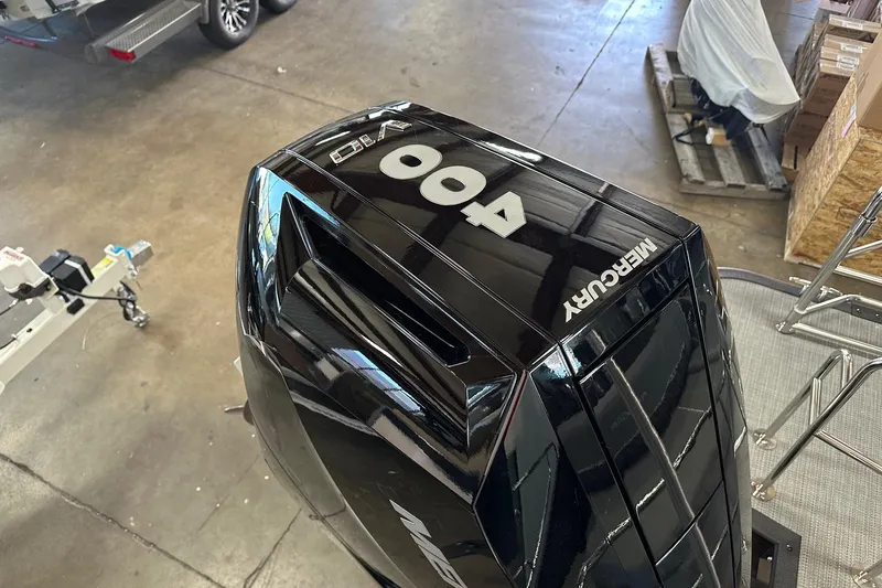Slide: The Image of Mercury 400 outboard engine on 2024 Bennington 25 QSBWA boat in a workshop. - 20