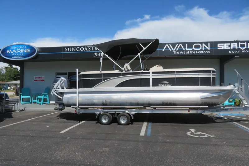 The Image of 2018 Bennington 23 SSRXP pontoon boat on trailer at Suncoast Marine Group. - 1