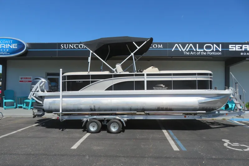 Slide: The Image of 2018 Bennington 23 SSRXP pontoon boat on trailer at Suncoast Marine Group. - 13