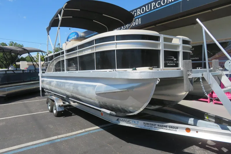 Slide: The Image of 2018 Bennington 23 SSRXP pontoon boat on trailer at Suncoast Marine Group. - 15