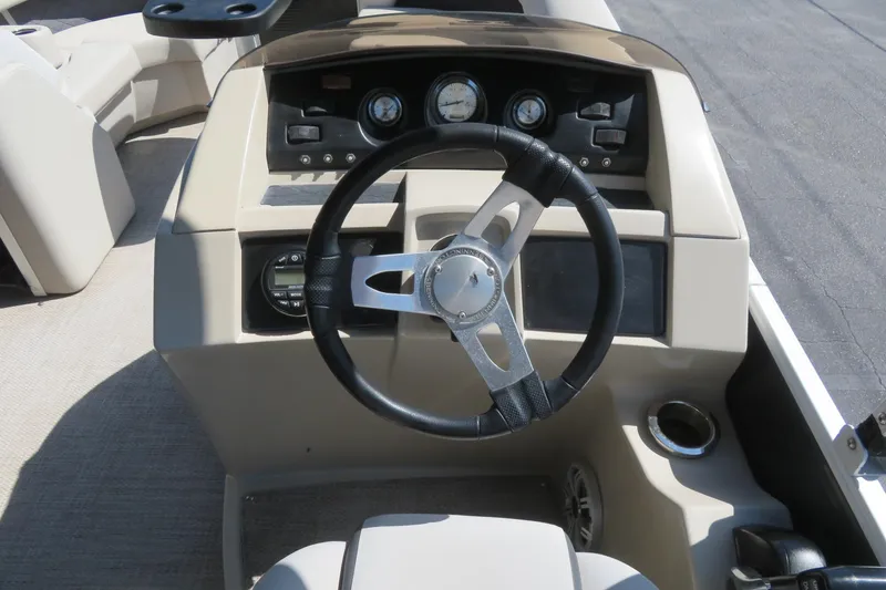 Slide: The Image of Steering console of a 2018 Bennington 23 SSRXP pontoon boat. - 30