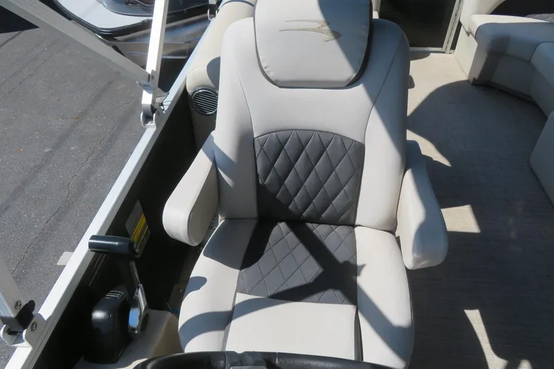 Slide: The Image of Captain's chair on 2018 Bennington 23 SSRXP pontoon boat, featuring diamond-pattern upholstery. - 31