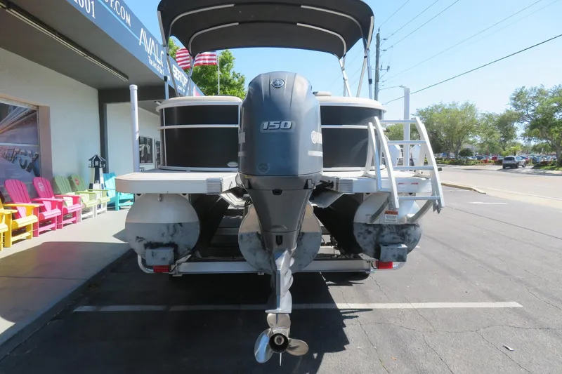 Slide: The Image of 2018 Bennington 23 SSRXP pontoon boat with Yamaha 150 engine, parked outside dealership. - 4