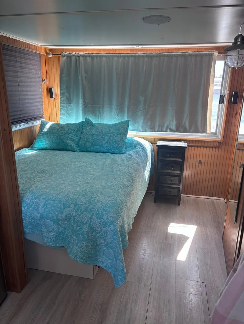 Slide: The Image of Interior of a 1992 Gibson Sport with bed and window. - 6