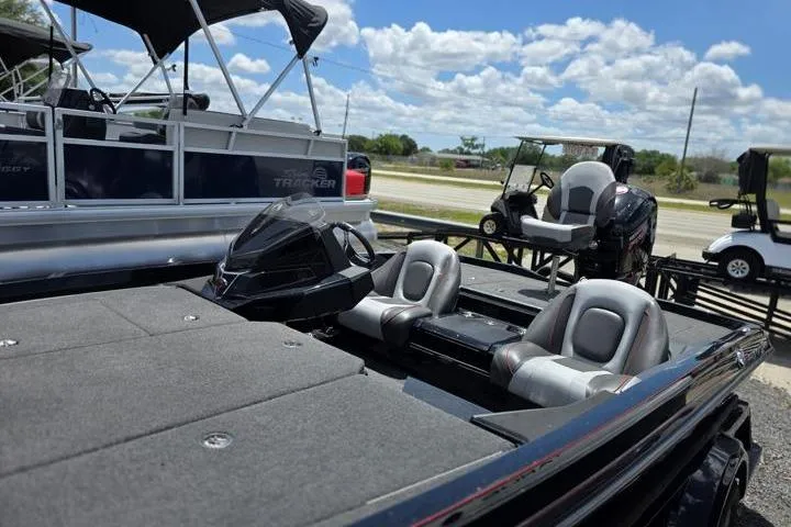 Slide: The Image of 2024 Ranger Z518 Cup-Equipped boat with sleek design and comfortable seating. - 5