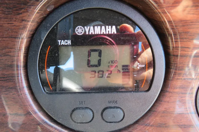 Slide: The Image of Yamaha tachometer display on 2015 Avalon GS 2185 RF boat dashboard. - 28