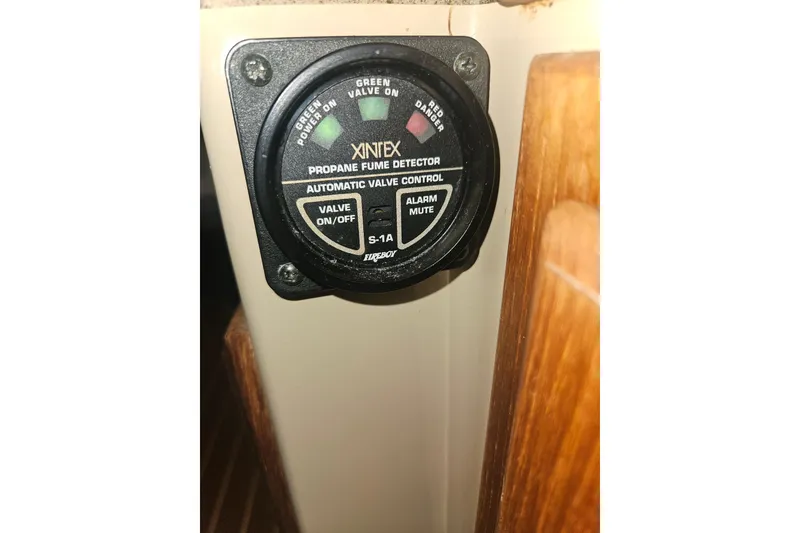 Slide: The Image of Propane fume detector on 2014 Ranger Tugs R-27 boat, featuring automatic valve control. - 32