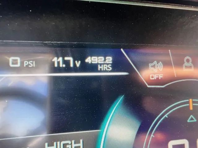 Slide: The Image of Nautique G25 2017 display showing 11.7V and 492.2 hours. - 19