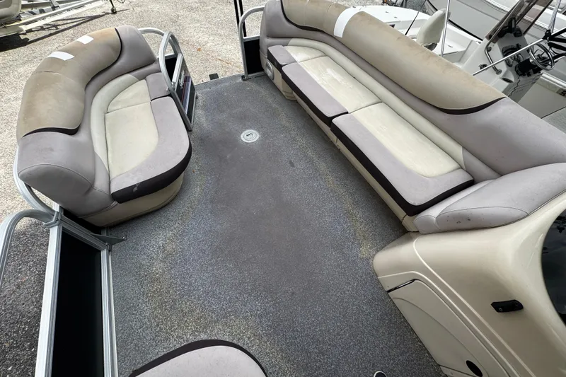 Slide: The Image of 2015 Sun Tracker Party Barge 22 DLX interior with spacious seating and carpeted floor. - 4