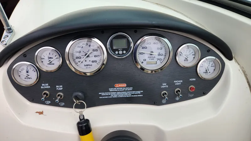 Slide: The Image of Dashboard of a 2006 Sea Ray 195 Sport boat. - 26