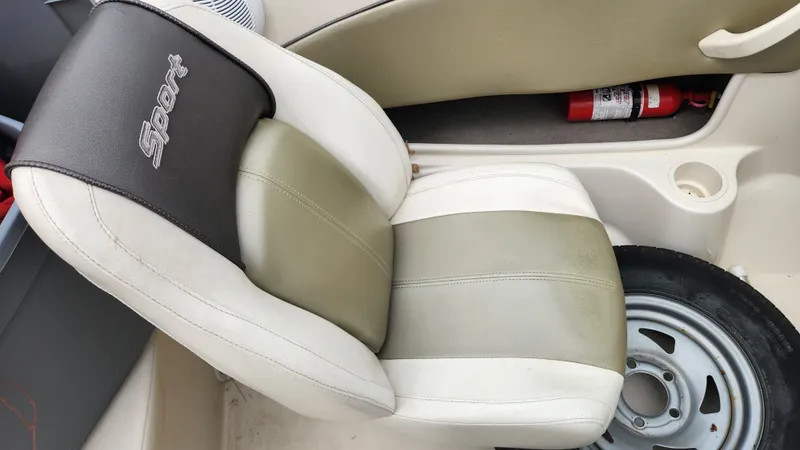 Slide: The Image of Seat in Sea Ray 195 Sport boat, year 2006. - 30