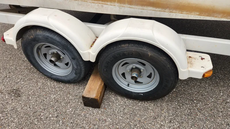 Slide: The Image of Trailer wheels of a 2006 Sea Ray 195 Sport boat. - 5