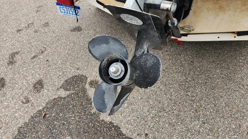 Slide: The Image of Propeller of a 2006 Sea Ray 195 Sport boat. - 7