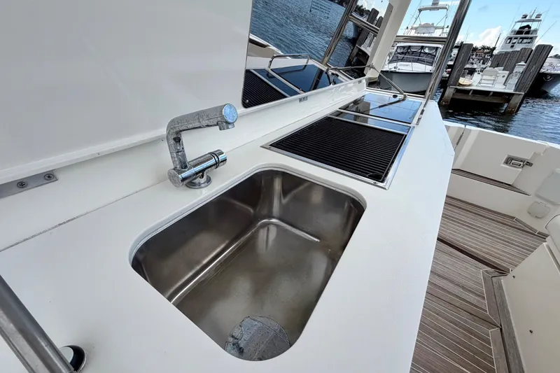 Slide: The Image of Outdoor sink and grill on 2014 Azimut Verve 40 yacht, docked at marina. - 36