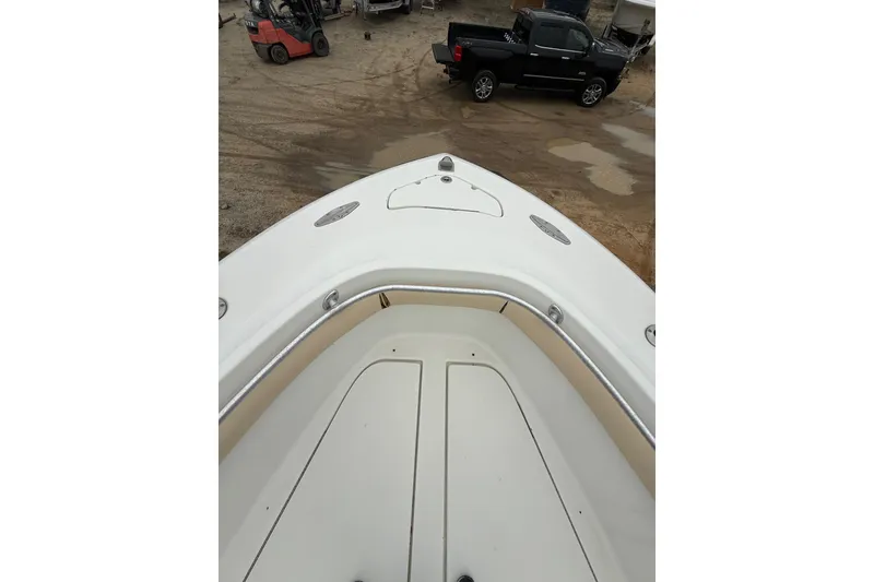 Slide: The Image of Bow view of 2003 Hydra-Sports Vector 2800 CC boat in a yard setting. - 32