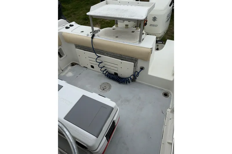 Slide: The Image of 2003 Hydra-Sports Vector 2800 CC boat deck with cooler and Suzuki engine. - 42