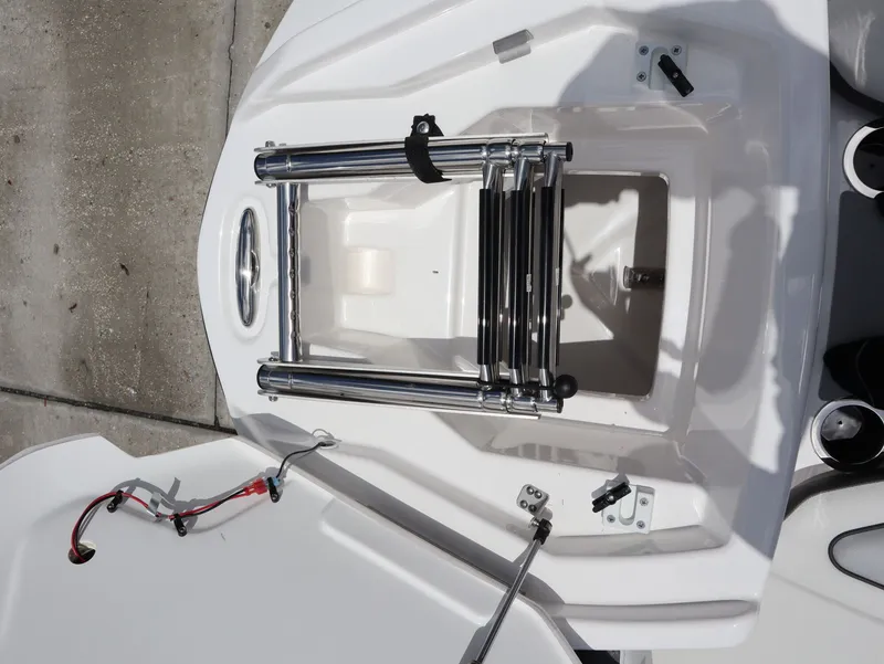 Slide: The Image of Yamaha Boats SX250 2026 with integrated swim ladder. - 18