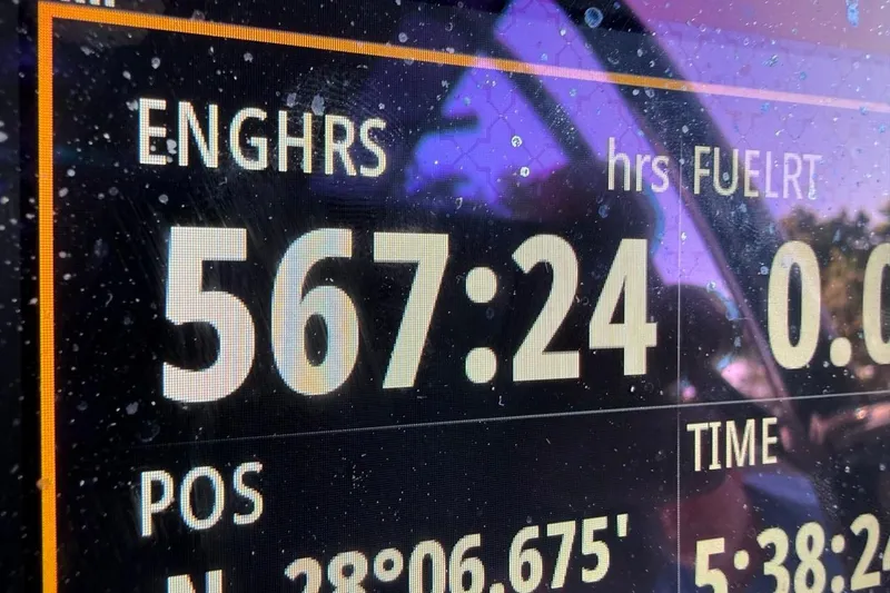 Slide: The Image of Display showing engine hours and coordinates on a Dorado 25 SE, 2017 model. - 30