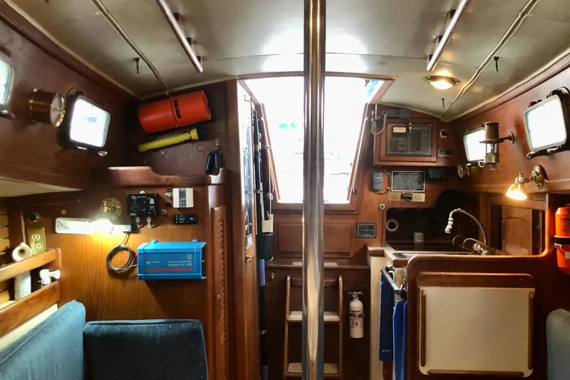 Slide: The Image of 1989 Pacific Seacraft Dana 24 interior - 14