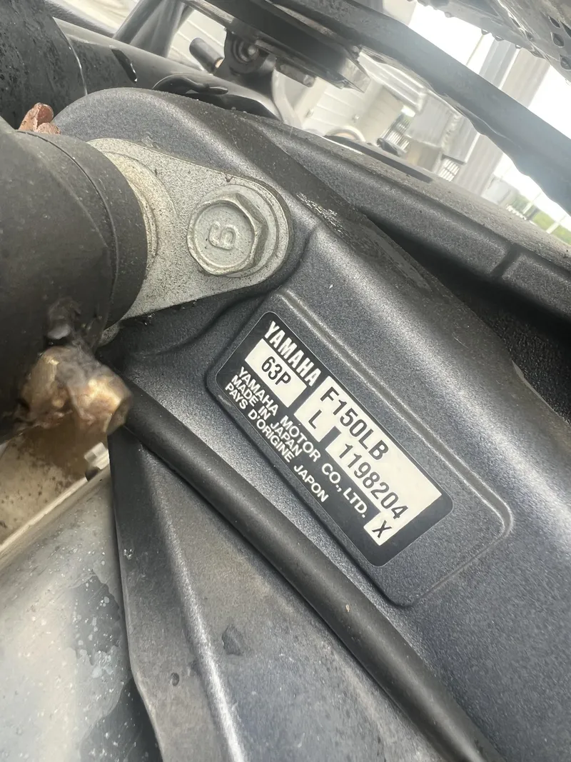 Slide: The Image of Yamaha F150LB engine on 2018 G3 V322 SS boat. - 23