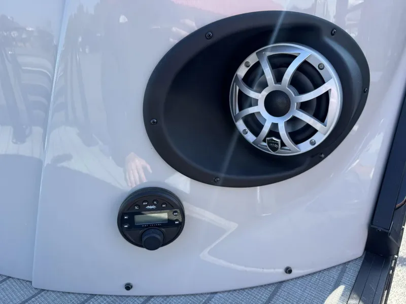 Slide: The Image of Speaker and control panel on 2026 Starcraft RX 25 R DH boat. - 10