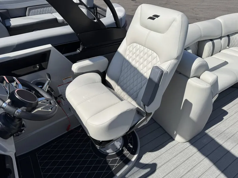 Slide: The Image of Luxurious seating in Starcraft RX 25 R DH boat, model 2026. - 11