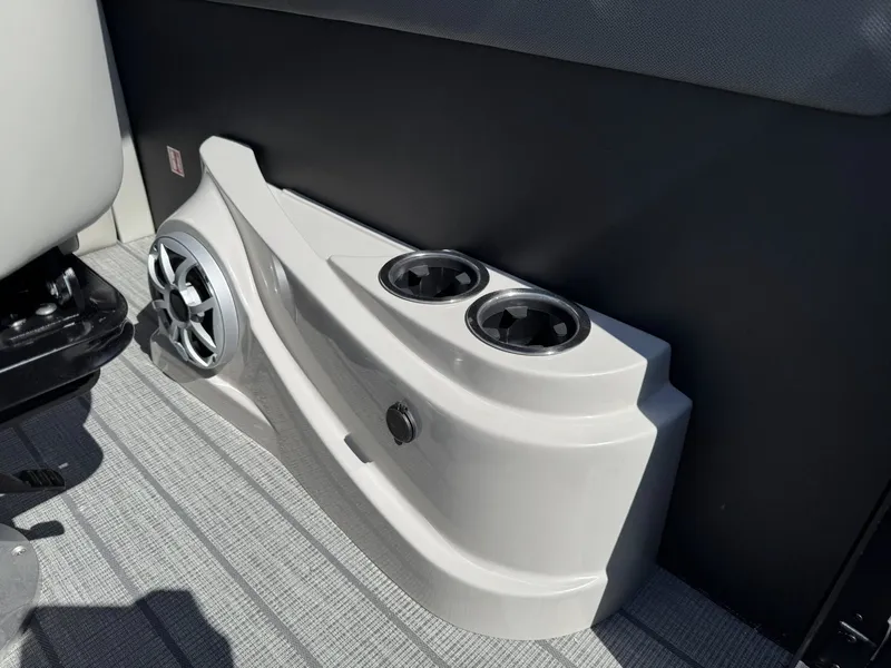 Slide: The Image of Starcraft RX 25 R DH 2026 speaker and cup holder detail view. - 12