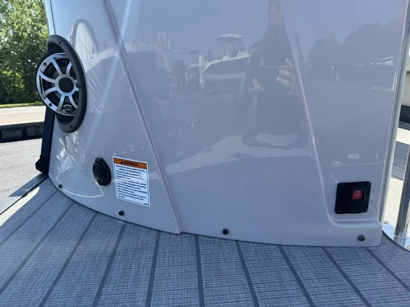 Slide: The Image of Starcraft RX 25 R DH 2026 boat with speaker and warning label. - 19