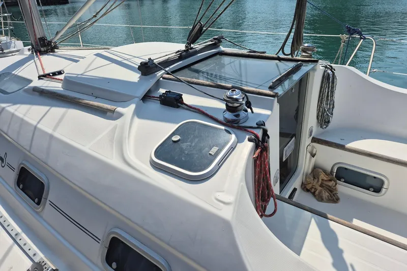 Slide: The Image of 1997 Beneteau Oceanis 321 sailboat deck with winch and ropes, docked in marina. - 7