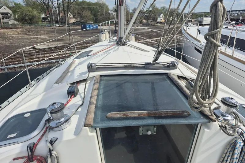 Slide: The Image of 1997 Beneteau Oceanis 321 sailboat deck with ropes and winches in a marina setting. - 9