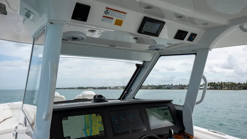 Slide: The Image of Everglades 395 Center Console 2022 - 101