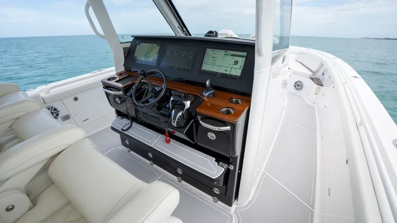 Slide: The Image of Everglades 395 Center Console 2022 - 102