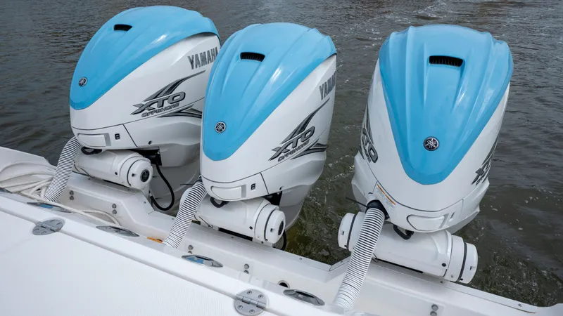 Slide: The Image of Everglades 395 Center Console 2022 - 51