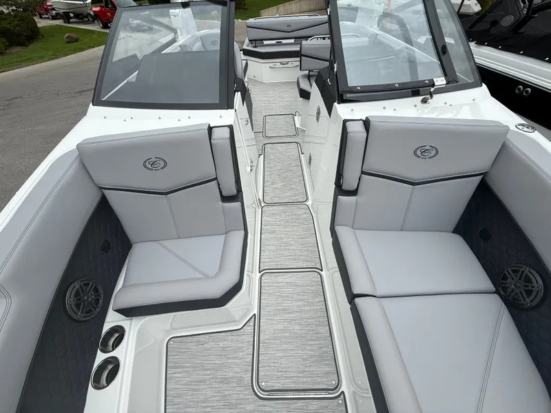 Slide: The Image of Cobalt R8 Surf 2026 - 809