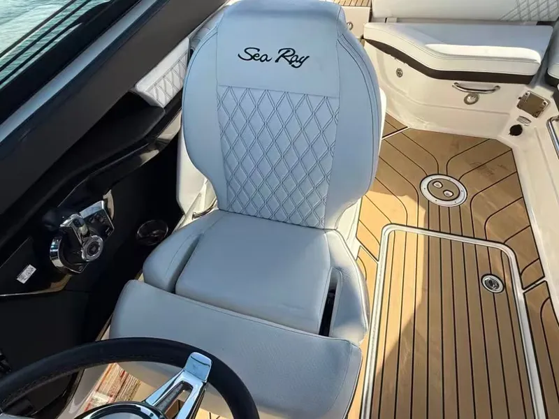 Slide: The Image of Sea Ray SLX 260 Outboard 2023 - 13