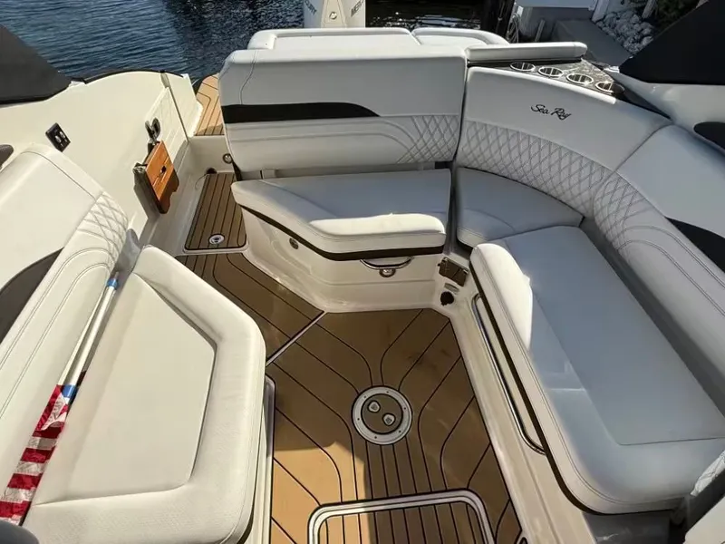 Slide: The Image of Sea Ray SLX 260 Outboard 2023 - 17