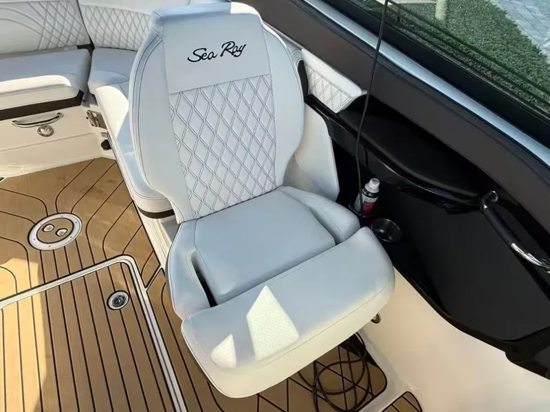Slide: The Image of Sea Ray SLX 260 Outboard 2023 - 18