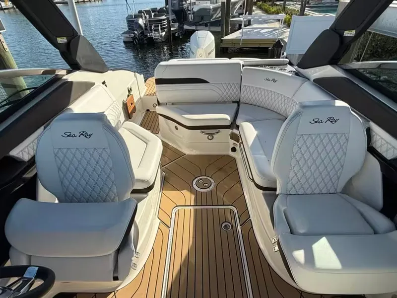 Slide: The Image of Sea Ray SLX 260 Outboard 2023 - 19