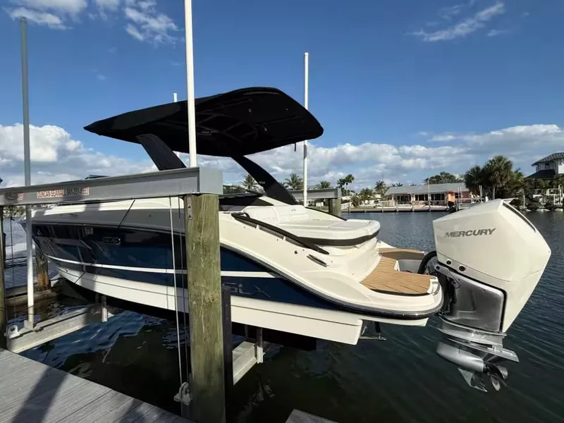 Slide: The Image of Sea Ray SLX 260 Outboard 2023 - 9