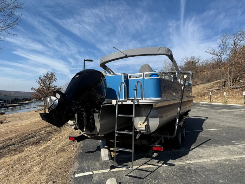 Slide: The Image of Tahoe GT RF2585 2022 - 25